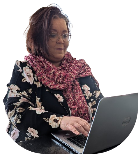 Photo de Sandrine Spilmont, fondatrice de IncluWeb qui travaille sur son ordinateur portable