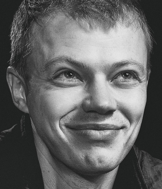 Portrait d'Alex, résident souriant